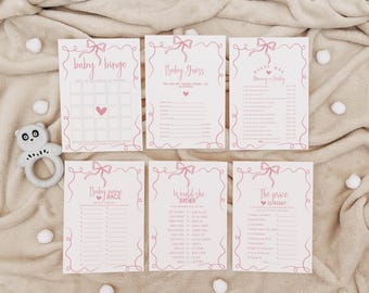 Könnte beinhalten: Ein Satz druckbarer Babyparty-Spielkarten mit rosa Schleifen und Herzen. Die Spiele beinhalten Baby-Bingo, Baby-Raten, errate wer Mama oder Papa ist, Baby-Namensrennen, würdest du lieber und der Preis ist richtig.