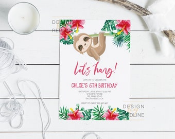 Może przedstawiać: Kolorowe zaproszenie z leniwcem wiszącym na gałęzi z różowymi kwiatami i zielonymi liśćmi. Tekst brzmi "Let's hang!" i "Chloe's 6th Birthday".