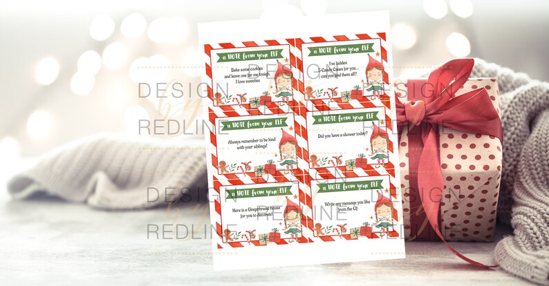 Puede incluir: Seis tarjetas de notas de duendes imprimibles con bordes rayados rojos y blancos. Cada tarjeta presenta un duende de dibujos animados con un gorro rojo y un hombre de jengibre, bastones de caramelo y regalos. El texto en las tarjetas dice "A Note from your Elf".