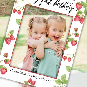 Puede incluir: Un accesorio de fotomat&oacute;n blanco con un borde rojo e ilustraciones de fresas. El texto "OLIVIA & EMMA'S berry first birthday" est&aacute; en la parte superior. El texto "Philadelphia, Pa | July 25th, 20YY" est&aacute; en la parte inferior.