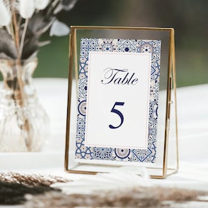 Dusk Pink and Blue Tiles Table Numbers imprimible, 1-20 tarjetas de mesa con número de descarga digital