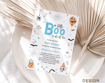 Puede incluir: Una invitación de baby shower azul y blanca con un fantasma y una calabaza. La invitación dice "A little Boo is almost due" e incluye la fecha, la hora y el lugar de la ducha. También se incluye información de RSVP.
