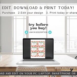 Puede incluir: Un ordenador port&aacute;til que muestra una descarga digital de etiquetas de regalo de Navidad imprimibles. Las etiquetas tienen un fondo a rayas rojo y blanco con una rama de acebo verde y un lazo rojo. El texto en las etiquetas dice "Estoy tan contento de que seas mi elfo". El port&aacute;til est&aacute; sobre una mesa de madera con una planta en una maceta blanca.