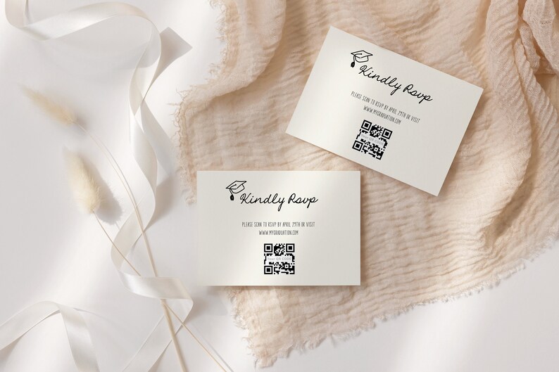 Peut inclure: Deux cartes blanches avec du texte noir et une ic&ocirc;ne de chapeau de graduation. Le texte sur les cartes indique "Kindly RSVP" et comprend un code QR. Les cartes sont sur un fond de tissu brun clair.