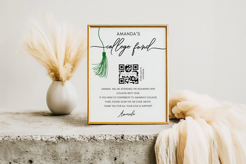 Op de afbeelding: Een wit bord met een gouden lijst en een groene kwast. Het bord heeft de tekst "Amanda's College Fund" en bevat een QR-code. De tekst onder de QR-code luidt: "Amanda gaat volgend jaar naar het Mountain View College. Als je wilt bijdragen aan Amanda's collegefonds, scan dan de QR-code hierboven. Bedankt voor al je liefde en steun! Amanda."