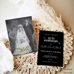 Può includere: Foto di matrimonio in bianco e nero di una coppia in abiti formali. La carta d'invito è nera con testo bianco e accenti dorati. Recita "Si prega di unirsi a noi per celebrare il 60° anniversario di Elizabeth e Conrad Sutherland. Sabato 25 giugno alle 19:00. The Harbour Restaurant, 123 Harbour Dr, New York, NY."