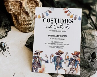 Puede incluir: Una tarjeta de invitación blanca con una ilustración de acuarela de tres esqueletos con sombreros y sosteniendo bebidas. El texto de la tarjeta dice "Costumes and Cocktails" e incluye detalles sobre el evento, como la fecha, la hora, la ubicación y la información de RSVP.