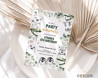 Peut inclure: Une invitation blanche avec le texte "PARTY animals" et "Ethan's 5th Birthday". La carte présente des illustrations à l'aquarelle de divers animaux, dont un ours polaire, un phoque, un cerf, un loup et des pingouins, avec des accents verts et dorés.