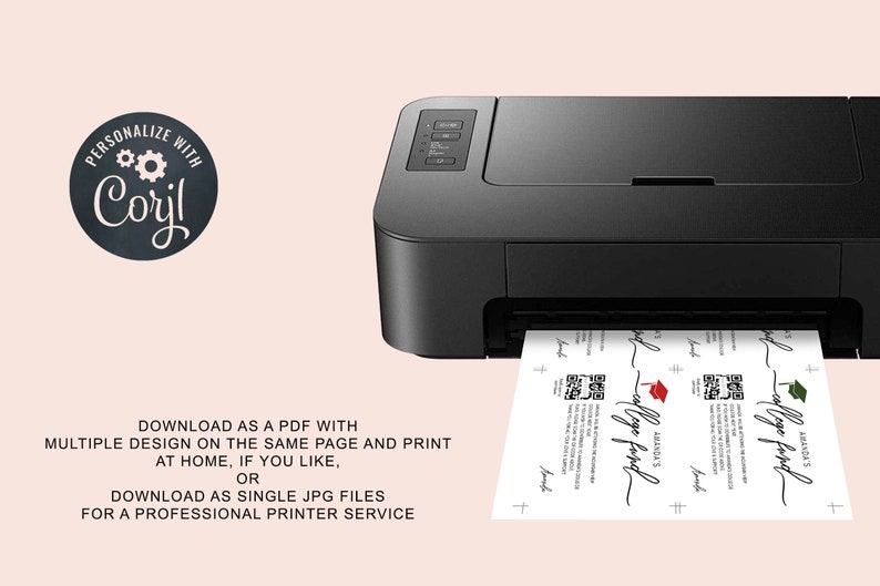 Op de afbeelding: Een zwarte printer met een vel papier dat eruit komt. Het papier heeft een ontwerp voor een afstudeerfeestuitnodiging met een QR-code, tekst die "Amanda's College Fund" zegt, en een afstudeerpet-icoon. De tekst "PERSONALIZE WITH Coryl" staat in een cirkel met tandwielen in de linkerbovenhoek van de afbeelding.