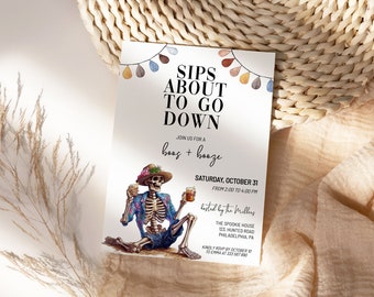 Puede incluir: Una invitación a una fiesta de Halloween con un esqueleto sosteniendo una bebida y el texto "Sips About To Go Down" y "Booze + Booze". La invitación es para una fiesta el sábado 31 de octubre de 2:00 PM a 4:00 PM. La fiesta es organizada por los Mullens en The Spookie House, 123 Haunted Road, Filadelfia, PA.