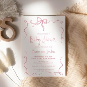 Auguri per il bimbo ricordo per Baby Shower con fiocco rosa disegnato a mano, template da editare e stampare aa045