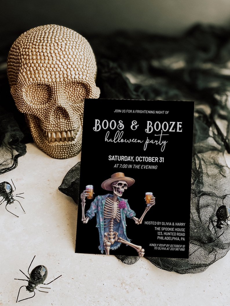 Puede incluir: Una invitaci&oacute;n en blanco y negro para una fiesta de Halloween de Boo's & Booze. La invitaci&oacute;n presenta un esqueleto con una camisa azul sosteniendo dos vasos de cerveza. El texto de la invitaci&oacute;n dice "&Uacute;nete a nosotros para una noche aterradora de Boo's & Booze Halloween party, s&aacute;bado 31 de octubre a las 7:00 p.m. Organizado por Olivia & Harry, The Spookie House, 123, Hunted Road, Filadelfia, PA. Por favor, confirma tu asistencia antes del 10 de octubre a Olivia al 333 567 890."