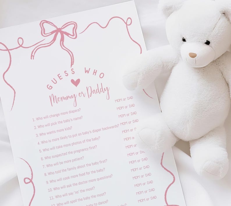 K&ouml;nnte beinhalten: Ein rosa-wei&szlig;es druckbares Babyparty-Spiel mit dem Text "Errate wer Mama oder Papa" und einer Liste von Fragen &uuml;ber die werdenden Eltern.