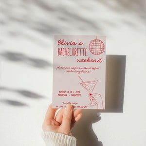 Pode incluir: Um convite de despedida de solteira rosa e vermelho com um gr&aacute;fico de bola de discoteca e copo de martini. O texto diz "Olivia's Bachelorette Weekend" e inclui a data, o local e as informa&ccedil;&otilde;es de RSVP.