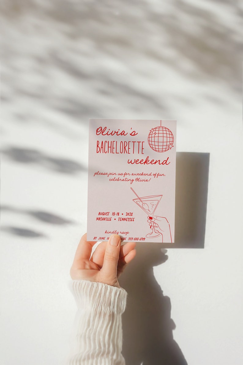 Pode incluir: Um convite de despedida de solteira rosa e vermelho com um gr&aacute;fico de bola de discoteca e copo de martini. O texto diz "Olivia's Bachelorette Weekend" e inclui a data, o local e as informa&ccedil;&otilde;es de RSVP.