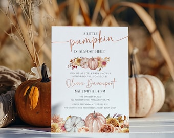 Puede incluir: Una invitación a una fiesta de bienvenida al bebé con una ilustración de acuarela de calabazas y follaje de otoño. La invitación dice "¡Un pequeño calabacín está casi aquí!" e incluye el nombre "Olivia Davenport" y la fecha y hora de la fiesta.