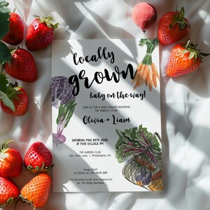 Invito Baby Shower festa template, tema mercato degli agricoltori, frutta e verdura a mano libera, colori editabili AA113