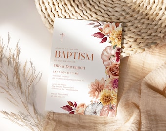 以下が含まれることがあります： 金の十字架と「Join us as for the Baptism of our daughter Olivia Davenport Sat Nov 5 11 AM The Holy Church 123 Flowers Rd Philadelphia PA Lunch to follow The Garden Restaurant 333 Flower Rd Philadelphia PA Kindly RSVP Emma at 333 590 875」というテキストが書かれた白い洗礼の招待状。招待状は、水彩画で描かれた秋の草花、葉、カボチャのイラストで飾られています。