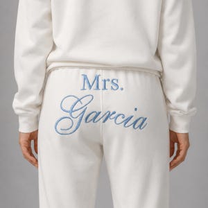 Broderade Mrs Sweatpants, Brudjoggers med namn på ryggen, Bröllopsfest, Möhippa Outfit, Bröllopsmorgon Smekmånad