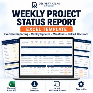 Może przedstawiać: Szablon Excel cotygodniowego raportu statusu projektu od Delivery Atlas Studio. Ekran laptopa przedstawia pulpit nawigacyjny projektu, otoczony dwoma wydrukowanymi arkuszami raportów z sekcjami dotyczącymi przeglądu projektu, podsumowania, kamieni milowych i ryzyk.