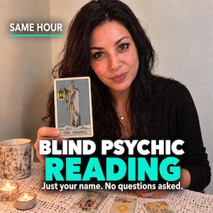 Puede incluir: Una carta de tarot con la ilustración de El Ermitaño, con textos superpuestos SAME HOUR, BLIND PSYCHIC READING y Just your name. No questions asked. Dos velas encendidas y cartas de tarot adicionales visibles en la mesa.