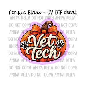 Puede incluir: Un acrílico en blanco y una calcomanía UV DTF con una ilustración de calabaza naranja con un tallo marrón y un lazo naranja grande. El texto Vet Tech está escrito en blanco sobre la calabaza, flanqueado por dos huellas negras y un corazón.