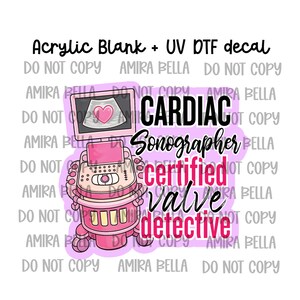 Puede incluir: Un acrílico en blanco y calcomanía UV DTF con una ilustración de un ecógrafo rosa con un corazón en la pantalla. El texto dice: Acrylic Blank + UV DTF decal, CARDIAC Sonographer certified valve detective y DO NOT COPY AMIRA BELLA.