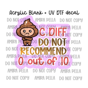 Può includere: Un supporto in acrilico e una decalcomania UV DTF con un personaggio dei cartoni animati marrone con un'espressione imbronciata e le braccia incrociate. Il testo recita C. DIFF DO NOT RECOMMEND 0 out of 10 su sfondo viola chiaro.
