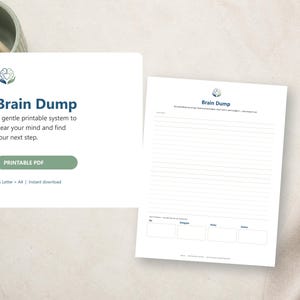 Può includere: Un documento di sistema Brain Dump stampabile con un'icona di cervello e un cuore al centro. La pagina include una sezione a righe per le note e quattro caselle etichettate in basso per le attività Do, Delegate, Delay e Delete. Il testo include Brain Dump, A gentle printable system to clear your mind and find your next step, PRINTABLE PDF, US Letter + A4 e Instant download.