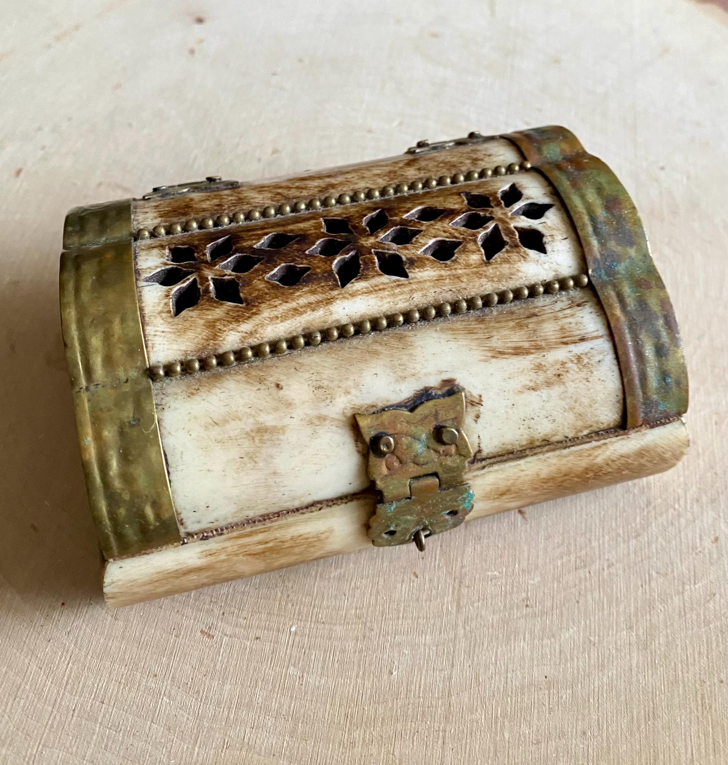 MuzettasWaltz - Etsy