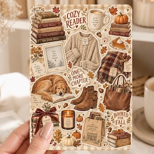 Peut inclure: Une planche d'autocollants rectangulaire illustrant des thèmes d'automne avec une pile de livres, un pull en tricot, un golden retriever dormant sur un livre, des bottes en cuir marron, un sac fourre-tout, une citrouille, une bougie et le texte Cozy Reader.