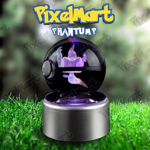 Puede incluir: Una vitrina esférica negra y transparente con una figura luminosa morada de Phantump en su interior, sobre una base cilíndrica plateada. El texto PixelMart y PHANTUMP aparece arriba en letras de color azul y amarillo.