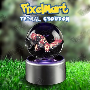 Puede incluir: Una esfera de cristal transparente que contiene una figura de Primal Groudon, sobre una base cilíndrica plateada con iluminación púrpura. El texto PixelMart y PRIMAL GROUDON aparece sobre la esfera en letras azules y blancas.
