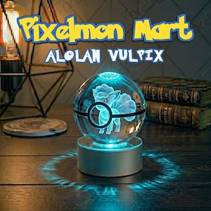 Puede incluir: Una esfera de cristal transparente con una figura de Alolan Vulpix grabada con láser en su interior, sobre una base circular iluminada que emite un brillo cian intenso. El texto Pixelmon Mart y ALOLAN VULPIX aparece en amarillo y blanco.