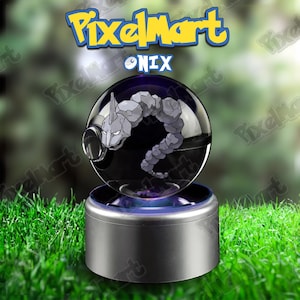 Puede incluir: Una esfera de cristal transparente que contiene una criatura gris segmentada similar a una roca, sobre una base cilíndrica plateada. El texto PixelMart y Onix aparece encima. El diseño presenta una banda circular oscura en el centro.