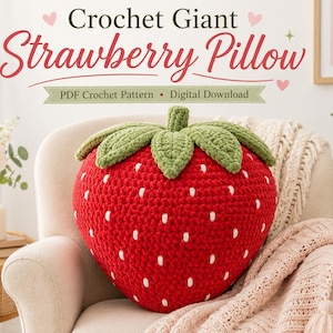 Può includere: Un cuscino a forma di fragola lavorato all'uncinetto in rosso con dettagli di semi bianchi e una parte superiore a foglie verdi. Il testo nell'immagine recita Crochet Giant Strawberry Pillow, PDF Crochet Pattern e Digital Download.