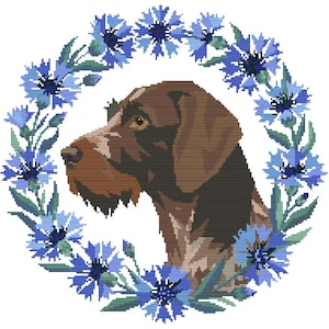 Peut inclure: Un motif de point de croix représentant le profil d'un chien braque allemand à poil court marron et blanc. Le chien est centré dans une couronne circulaire composée de bleuets bleu vif avec des tiges et des feuilles vertes, dans un style pixelisé.
