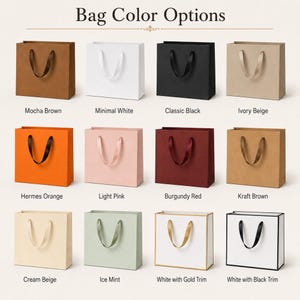 Puede incluir: Una cuadr&iacute;cula de doce bolsas de regalo cuadradas de papel con asas de cinta, etiquetadas con opciones de color que incluyen Mocha Brown, Minimal White, Classic Black, Ivory Beige, Hermes Orange, Light Pink, Burgundy Red, Kraft Brown, Cream Beige, Ice Mint, White with Gold Trim y White with Black Trim.