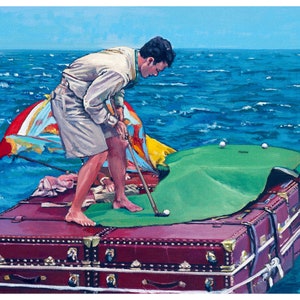 Könnte beinhalten: Ein Mann in einem weißen Hemd und einer Khaki-Shorts spielt Golf auf einem grünen Putting Green. Das Putting Green liegt auf einem Stapel brauner Koffer, die im Meer schwimmen. Der Mann ist barfuß und hält einen Golfschläger. Auf dem Green liegen zwei weiße Golfbälle.