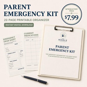 Puede incluir: Un kit de emergencia para padres imprimible de 22 páginas que incluye un portapapeles con una portada titulada Parent Emergency Kit, un formulario de medicamentos actuales y una hoja de emergencia. Un bolígrafo negro descansa debajo.