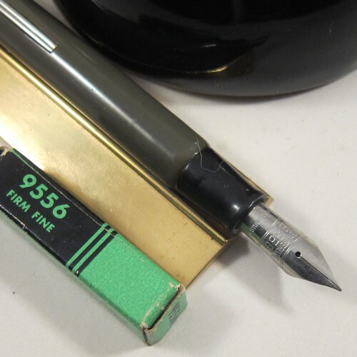 Esterbrook Desk Set Black shops Base w/ Restored Fountain Pen Gray w/ Clear Taper and NOS #9556 Fine Point Nib Vintage 1950's DS-112