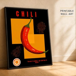 Puede incluir: Un cuadro decorativo enmarcado que muestra un gran chile rojo centrado sobre dos cuadrados amarillos superpuestos en un fondo negro. La palabra CHILI está impresa en rojo en la parte superior y el texto TOO HOT TO HANDLE, TOO TEMPTING TO RESIST abajo.