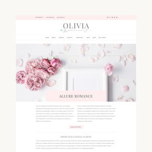 以下が含まれることがあります： Olivia Wedding & Eventsのウェブサイトレイアウト。ブランド名入りのヘッダー、ナビゲーションメニュー、そして白いフレームの周りにピンクのバラと散らばった花びらが配置されたヒーローセクションがあり、その下にAllure Romanceというテキストが表示されています。