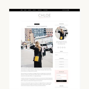 以下が含まれることがあります： CHLOEというタイトルのウェブサイトレイアウトテンプレート。街中で黄色と黒のバッグを持ち黒いコートを着た人物の写真を含むブログ投稿、円形の著者プロフィール、検索バー、カテゴリリスト、およびメール登録フォームが表示されています。