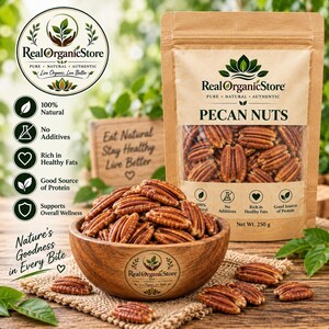 Może przedstawiać: Drewniana miska wypełniona brązowymi orzechami pekan stoi obok beżowej torebki z etykietą Real OrganicStore Pecan Nuts, Net Wt. 250 g. Opakowanie zawiera ikony informujące o 100% naturalności, braku dodatków oraz zawartości zdrowych tłuszczów i białka.