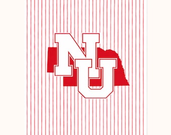 Puede incluir: Un estampado gráfico rectangular con un fondo de finas rayas verticales rojas. Centrada en el diseño hay una silueta roja sólida del estado de Nebraska, superpuesta con las letras mayúsculas blancas NU delineadas en color rojo.