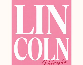 Puede incluir: Un estampado gráfico rectangular con un fondo rosa sólido y la palabra LINCOLN en letras mayúsculas blancas grandes con remates. Debajo de la palabra, el texto Nebraska está escrito en una fuente cursiva roja más pequeña.