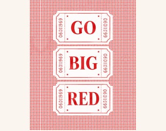 Puede incluir: Un póster imprimible con un fondo de cuadros vichy rojo y blanco y tres gráficos blancos en forma de boleto apilados verticalmente. Los boletos contienen el texto rojo GO, BIG y RED, con el número 06011969 impreso en los lados.