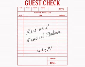 Puede incluir: Un formulario de cuenta de restaurante blanco con líneas y encabezados impresos en rojo, incluyendo GUEST CHECK, LINCOLN, NEBRASKA y 2026. El texto escrito a mano en tinta negra dice Meet me at Memorial Stadium y GO BIG RED.