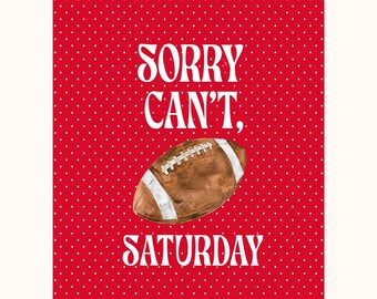 Puede incluir: Un letrero rectangular con fondo rojo y un patrón de puntos blancos. El texto SORRY CAN'T, está impreso en blanco sobre un balón de fútbol americano marrón estilo acuarela con cordones y rayas blancas. La palabra SATURDAY aparece debajo en blanco.
